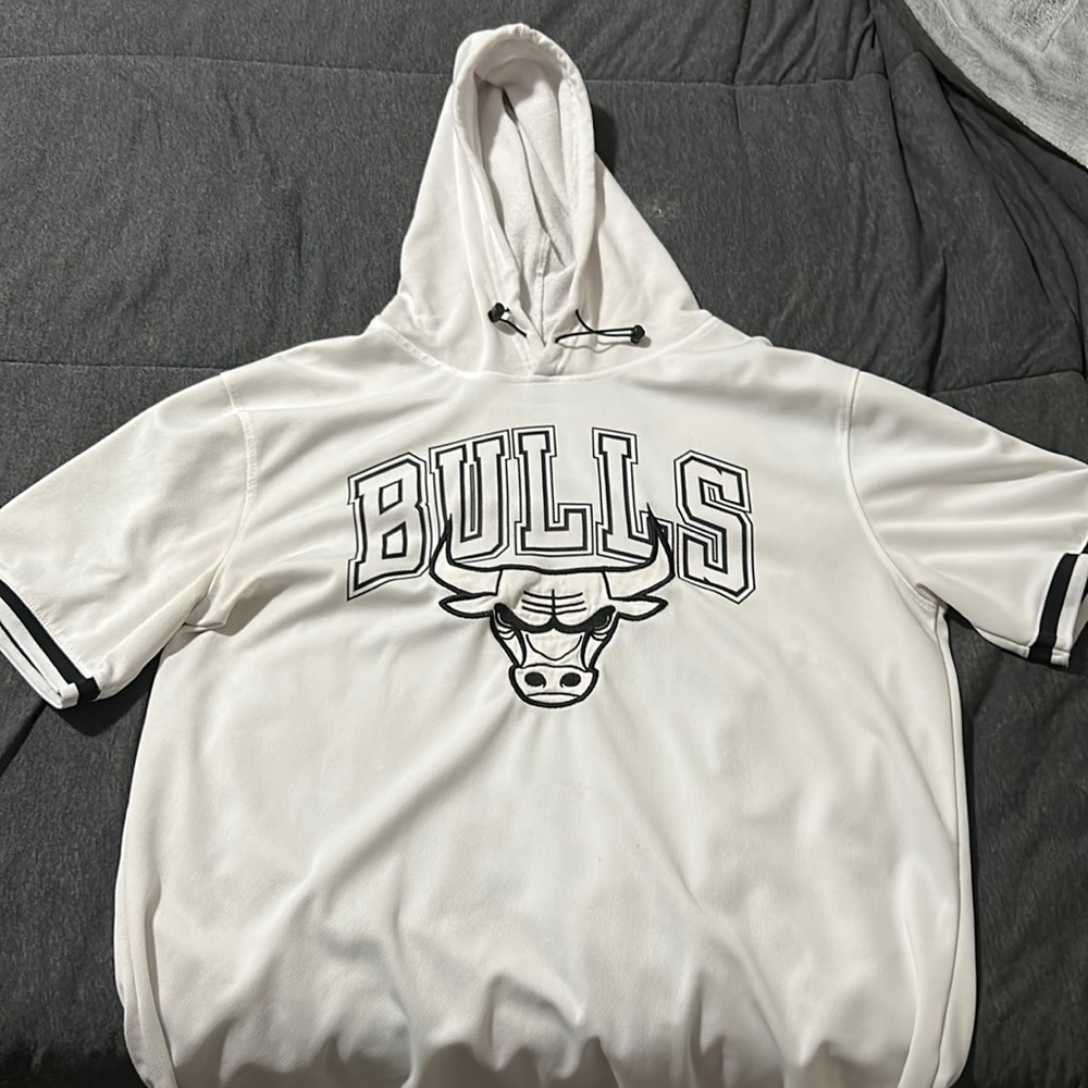 L Bulls Short Sleeve Hoodie